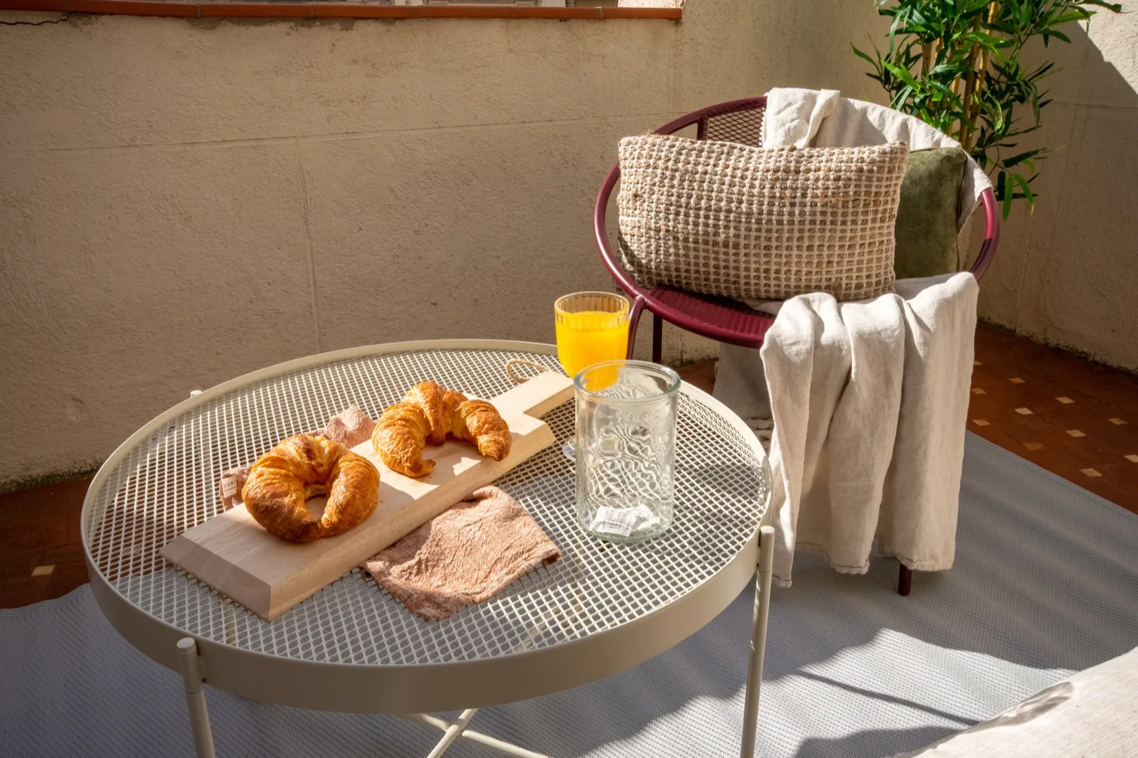 Breakfast on the terrace of a Viver apartment in Barcelona.