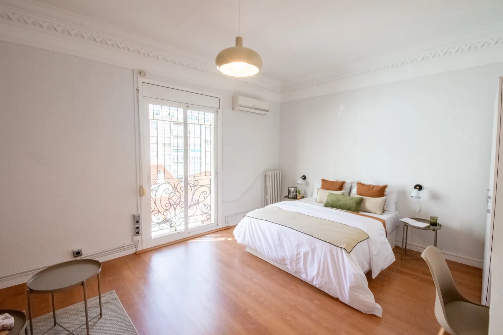 Bedroom with balcony in a Viver apartment at Balmes 364, Barcelona.